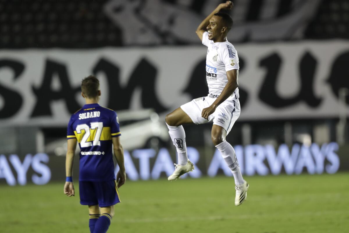 Lucas Braga, de Santos de Brasil, festeja tras anotar el tercer gol de su equipo ante Boca Juniors de Argentina.