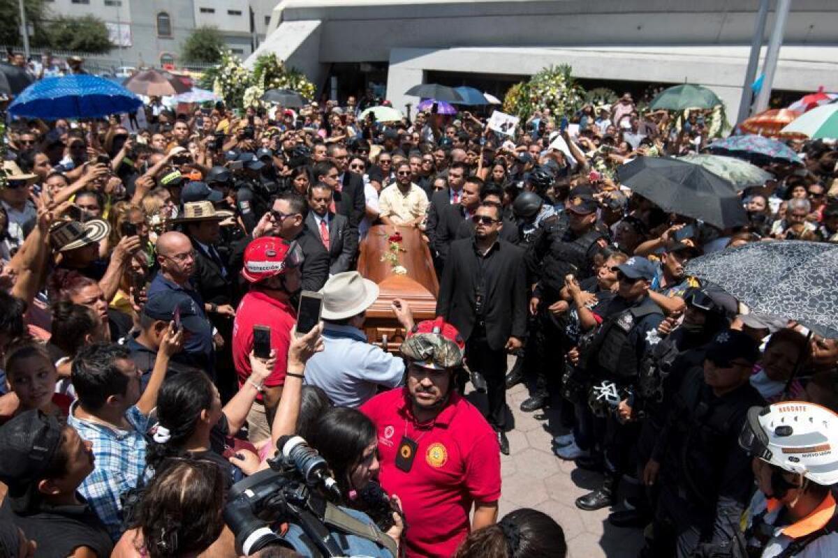 Registro de la llegada de los restos mortales del músico Celso Piña a la Basílica de Guadalupe, en la ciudad de Monterrey (México), durante su funeral y homenaje. EFE/Miguel Sierra