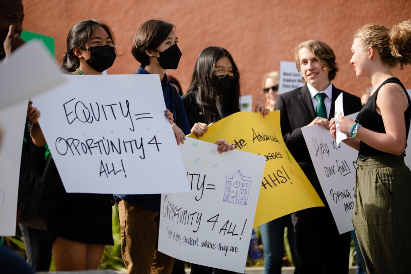 Los estudiantes frente a la sede del San Diego Unified School District se manifestaron 