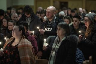 Miembros de la comunidad se reúnen en una vigilia por los seis muertos en un choque de avión en Fort Smith, en los Territorios del Noroeste, el miércoles 24 de enero de 2024. (Jason Franson/The Canadian Press via AP)