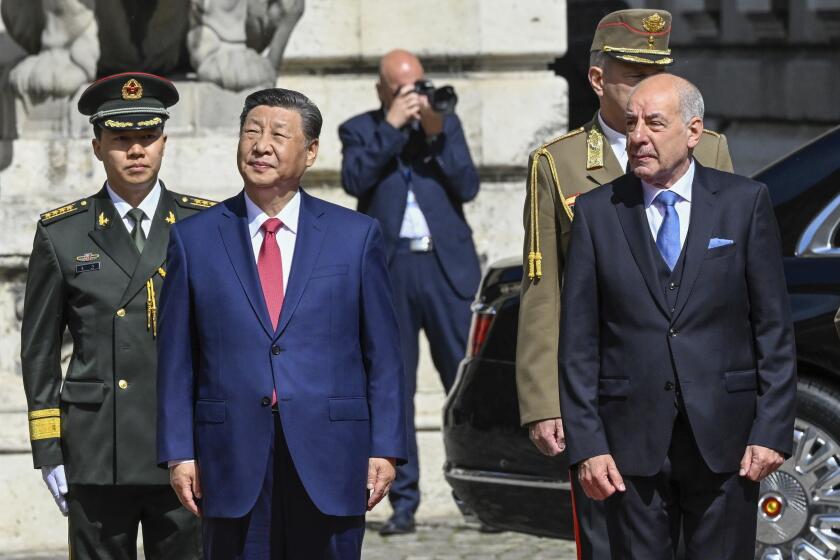 El presidente de Hungría, Tamas Sulyok, al frente a la derecha, recibe con honores militares al presidente de China, Xi Jinping, al frente a la izquierda, en el patio del León del castillo de Buda, en Budapest, el jueves 9 de mayo de 2024. (Szilard Koszticsak/MTI via APö