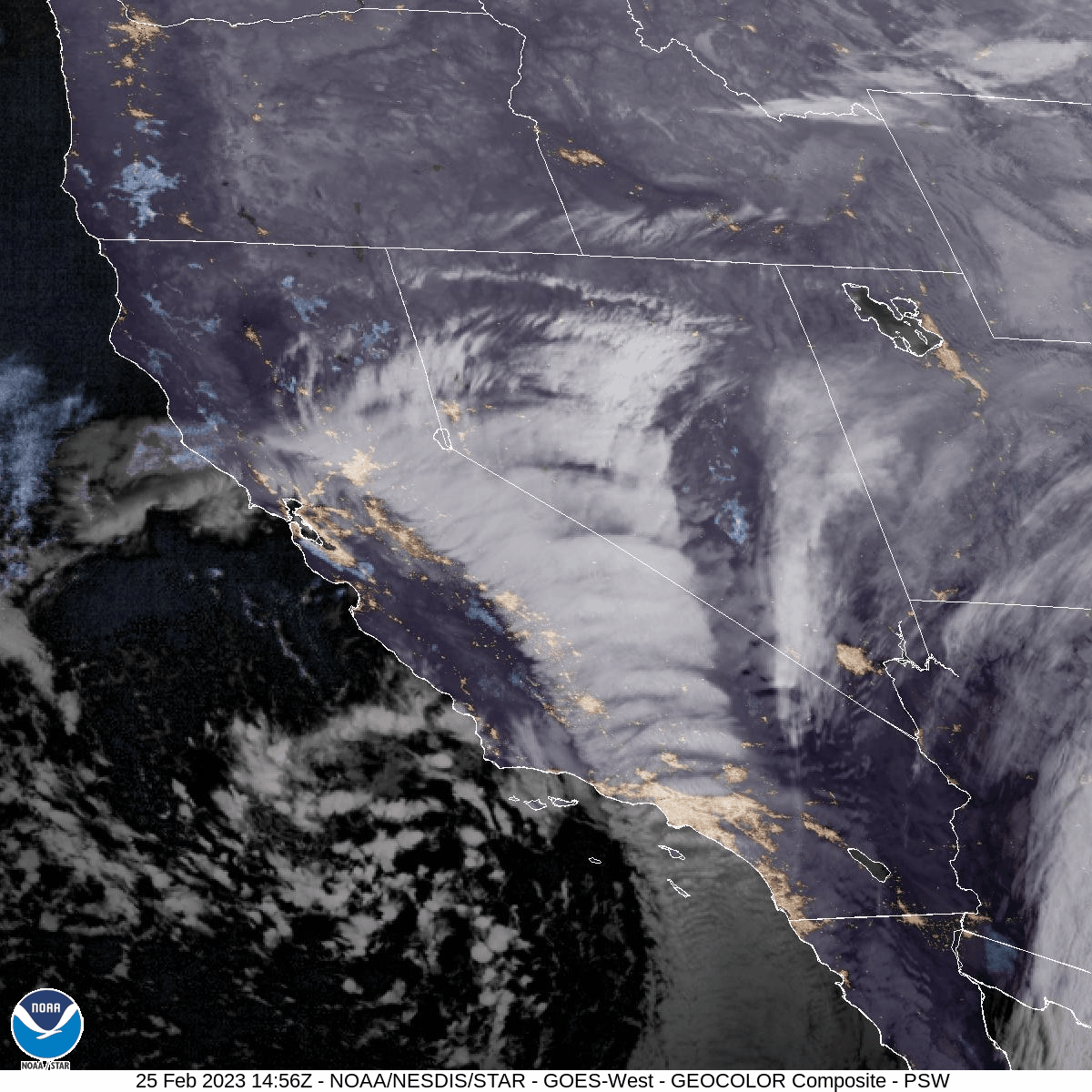 Des images satellites de la National Oceanic and Atmospheric Administration montrent des nuages se déplaçant à travers la Californie.