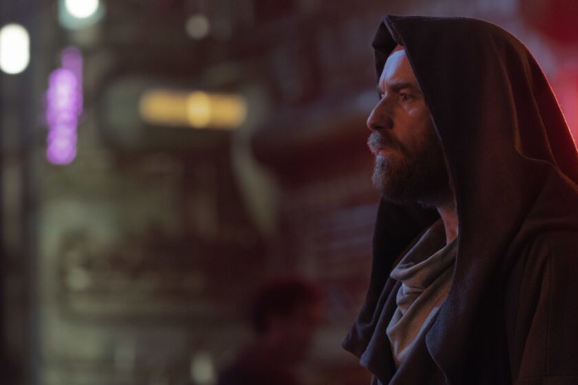 En esta imagen difundida por Disney+, Ewan McGregor en una escena de la serie "Obi-Wan Kenobi", que se estrena el 27 de mayo. (Disney+ vía AP)
