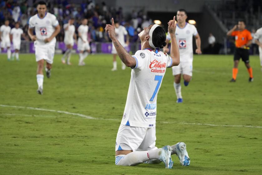 ARCHIVO.- Uriel Antuna (7) de Cruz Azul celebra después de anotar.