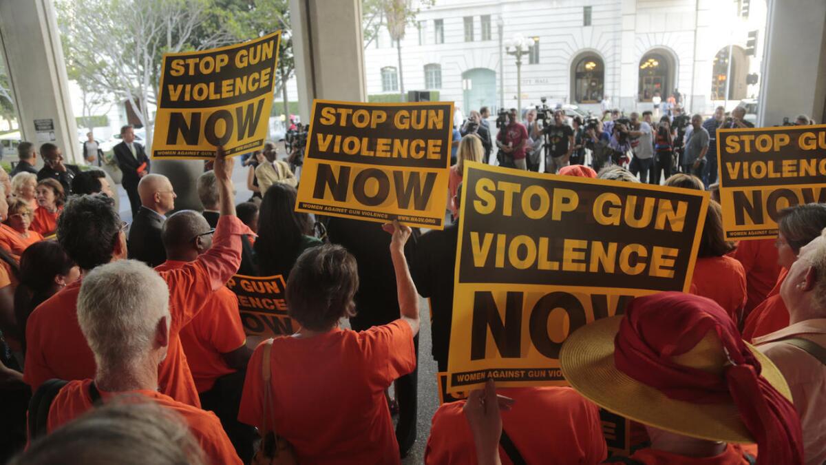 Los defensores del control de armas se reúnen en el City Hall de Los Ángeles, el pasado 28 de julio antes de la votación por el Concejo Municipal de Los Ángeles que prohíbe la posesión de cargadores de gran capacidad para armas.