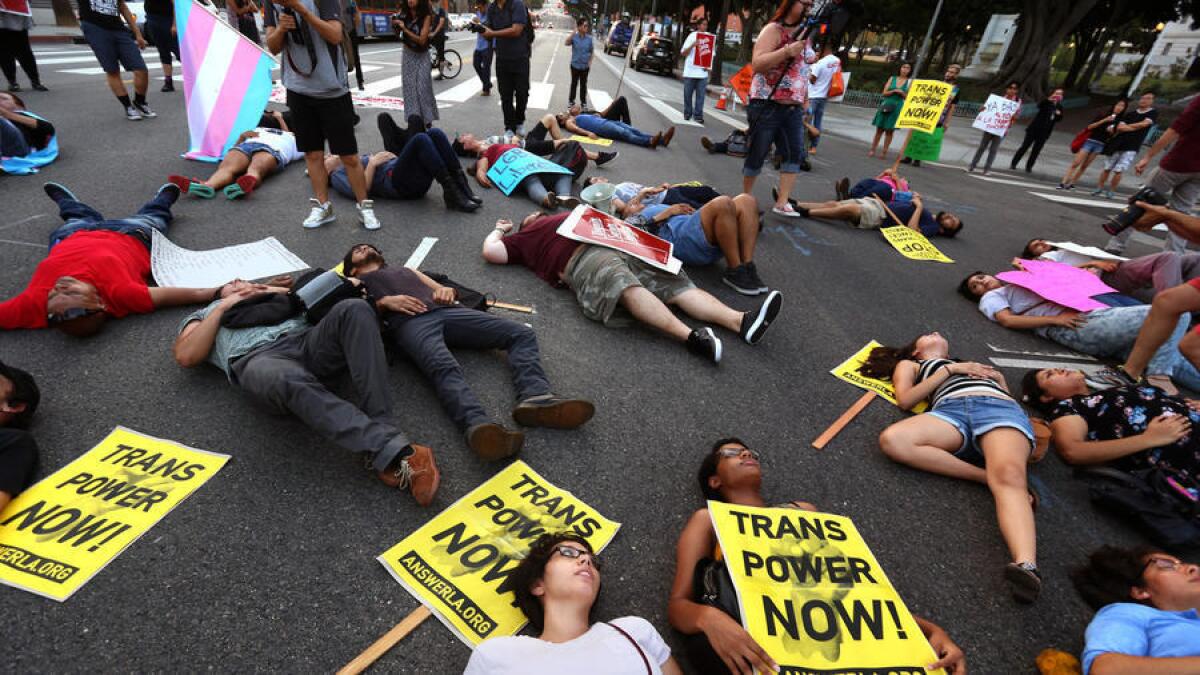 Los líderes comunitarios y activistas LGBT yacen sobre la intersección de las calles 1st y Main en agosto para protestar por la violencia en contra de las personas transgénero y de “género no conforme”.