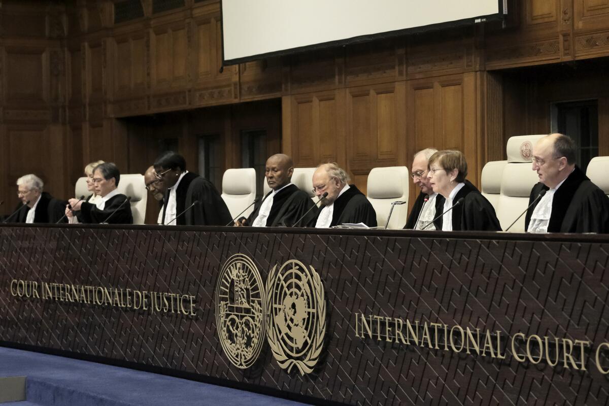 Jueces presiden los primeros alegatos durante una audiencia en la Corte Internacional de Justicia,