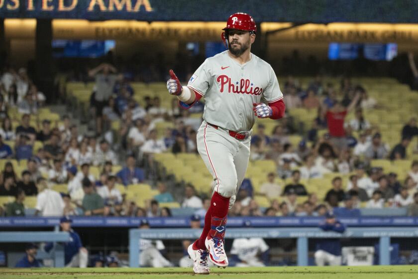 Kyle Schwarber de los Filis de Filadelfia batea un jonrón solitario en la novena entrada ante los Dodgers de Los Ángeles el martes 6 de agosto del 2024. (AP Foto/Kyusung Gong)