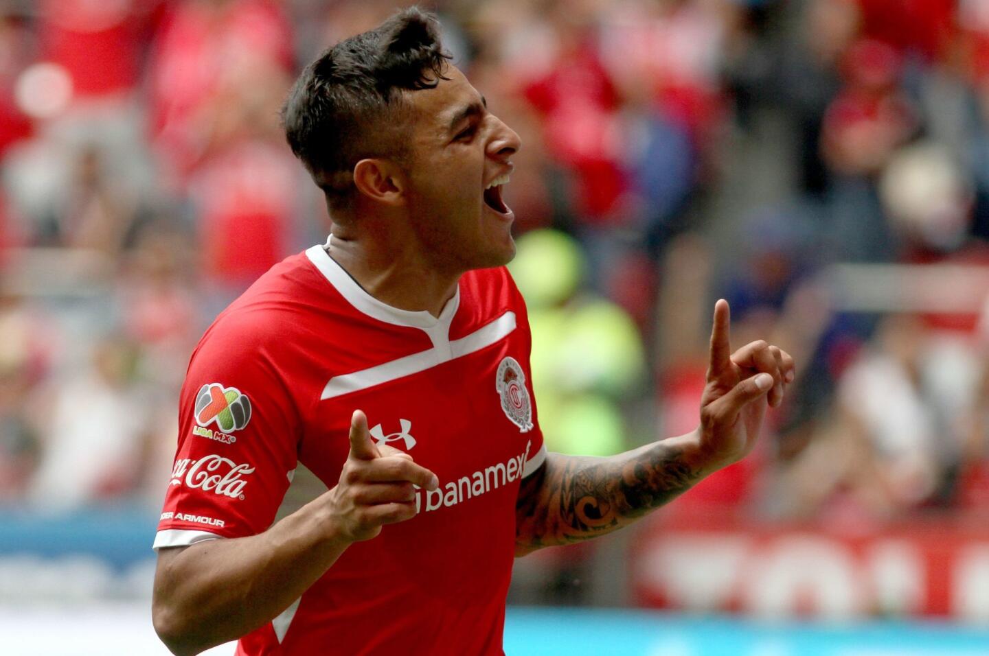 Enrique Triverio, del Toluca, celebra tras anotarle un gol a los Xolos de Tijuana este domingo 19 de agosto en el estadio Nemesio Diez.