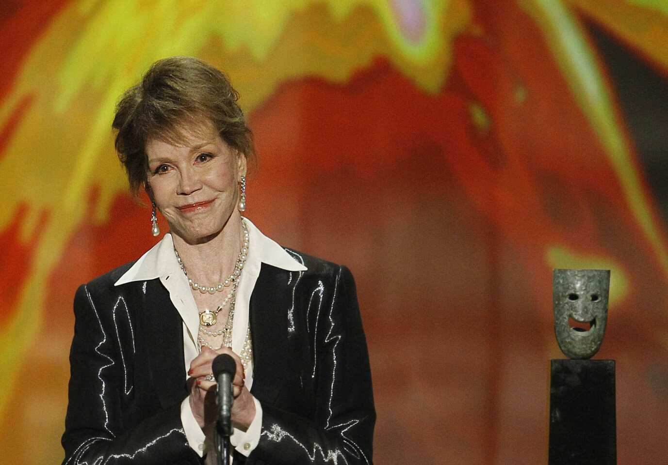 Mary Tyler Moore accepts her lifetime achievement SAG Award.