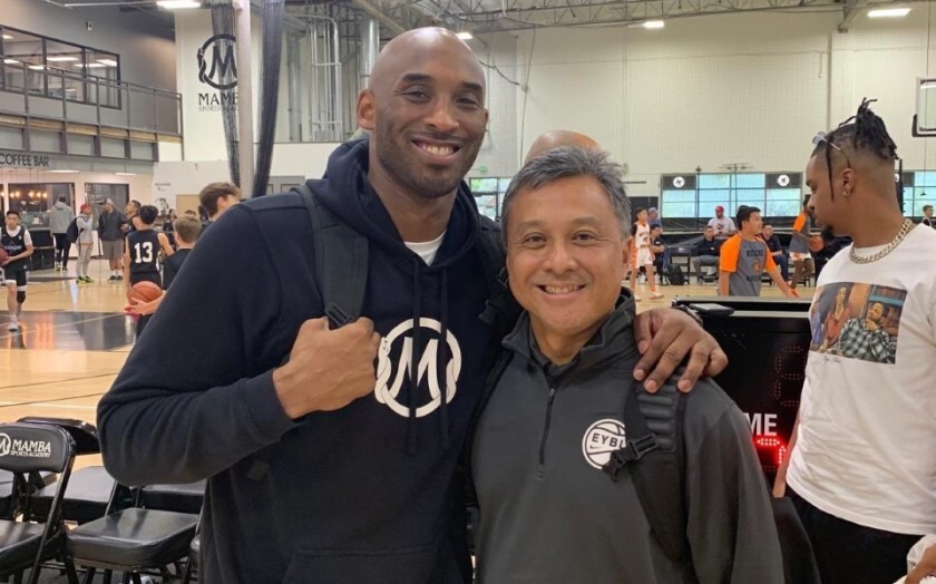 El entrenador juvenil Joe de Vera (derecha) posa junto a Kobe Bryant el día antes del accidente.