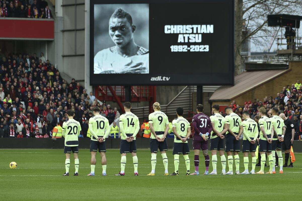 Los jugadores rinden un minuto de silencio como homenaje a Christian Atsu, quien falleció en el terremoto de Turquía