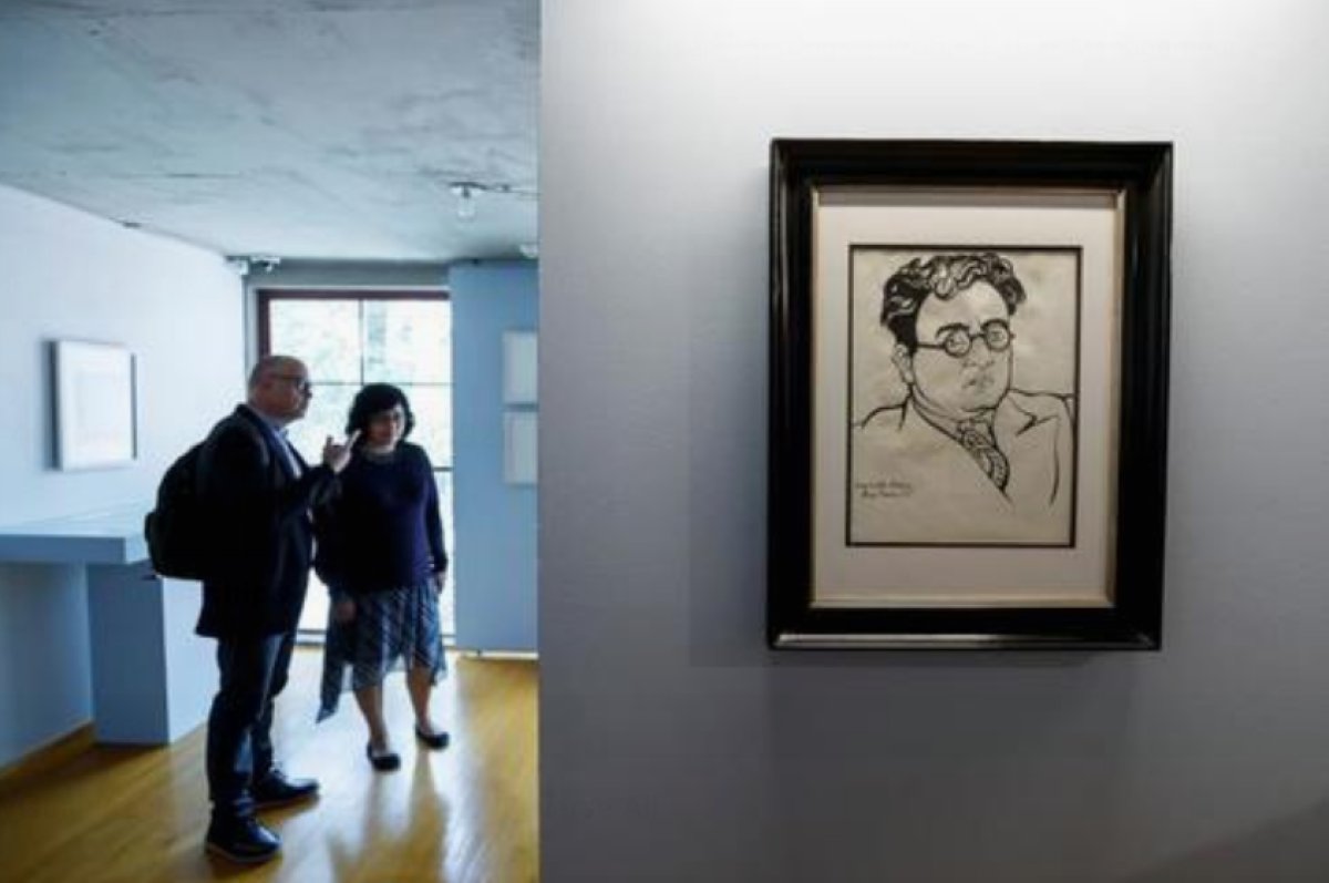 VisItantes hablan este lunes cerca a un retrato del compositor mexicano Carlos Chávez, autoría del artista Diego Rivera, durante un recorrido para la prensa en la muestra "Caballo de vapor: 120 años de Carlos Chávez", en Ciudad de México (México). C EFE/José Méndez