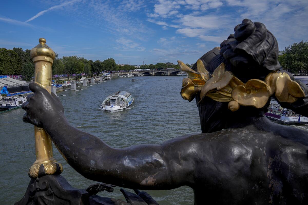 Una barcaza surca por el río Sena frente al puente Alexandre III durante los Juegos Olímpicos 