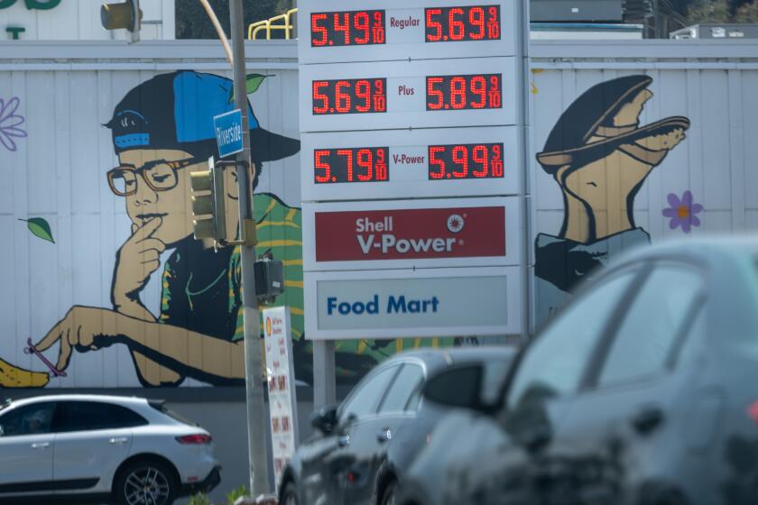 Los Angeles, CA - May 22: Gas prices are pointing up at a gas station in Sherman Oaks but 2.9 million are driving to Memorial Weekend getaways on Wednesday, May 22, 2024 in Los Angeles, CA. (Brian van der Brug / Los Angeles Times)