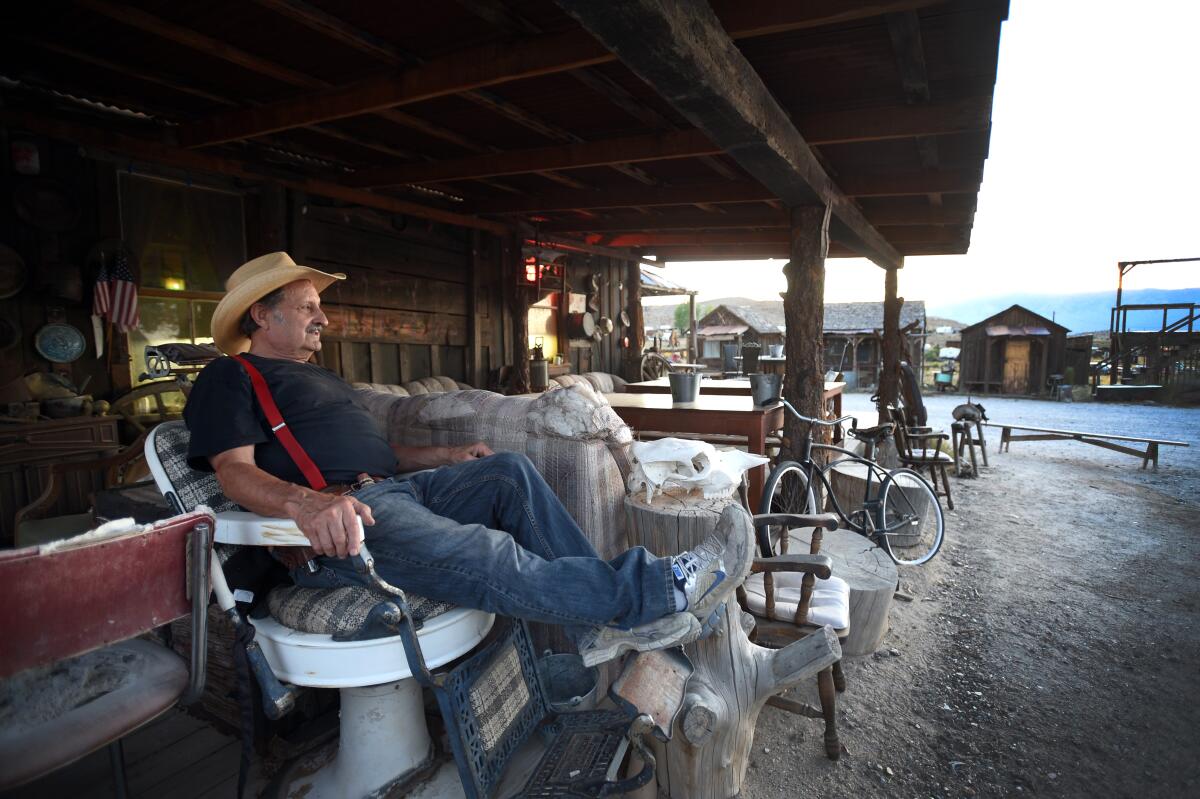 El propietario Walt Kremin se relaja en el porche de su bar en Gold Point, Nevada, en julio.