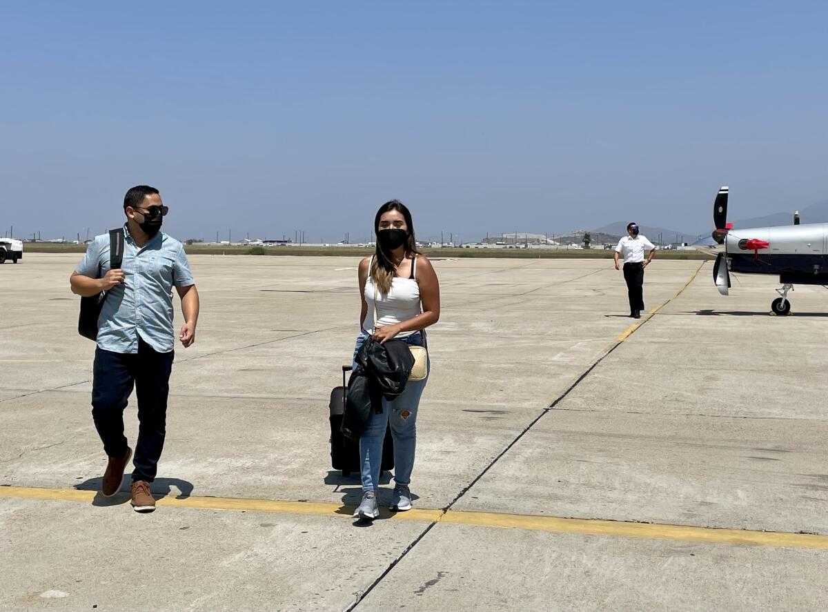 Abigail Ochoa, 27, llega al aeropuerto municipal de Brown Field en Otay Mesa, procedente de Ensenada