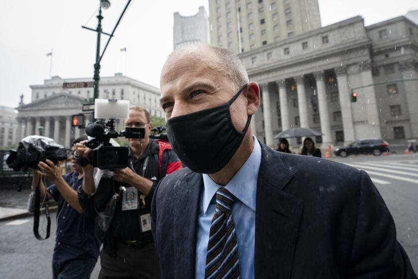 El abogado Michael Avenatti sale de una audiencia de lectura de sentencia en un tribunal federal de Manhattan, el jueves 8 de julio de 2021, en Nueva York. (AP Foto/John Minchillo)