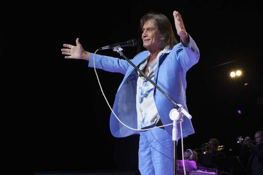El cantante brasileño Roberto Carlos da un concierto en el Radio City Music Hall en Nueva York el domingo 8 de mayo de 2022 como parte de su gira estadounidense. (Isaac Arias vía AP)