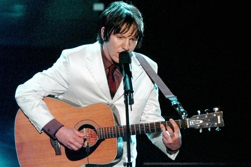 Singer-songwriter Elliott Smith performs "Miss Misery" from the film "Good Will Hunting" at the 70th Academy Awards on March 23, 1998.