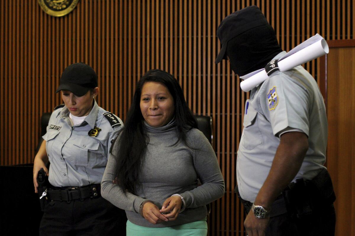 En esta imagen de archivo del 13 de diciembre de 2017, Teodora Vasquez, condenada por lo que el tirbunal consideró un aborto ilegal, llega esposada a una sala del tribunal para apelar su condena de 30 años de prisión en San Salvador, El Salvador. (AP Foto/Salvador Melendez, Archivo)
