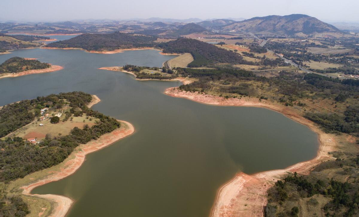 Vista general de la presa Jaguari, que es parte del sistema Catareira, en Braganca Paulista, Brasil, 