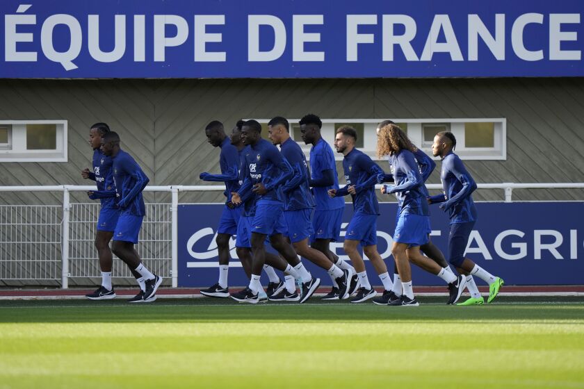 Los jugadores de Francia durante un entrenamiento en el predio de Clairefontaine, al sur de París, el 19 de septiembre de 2022. (AP Foto/Francois Mori)
