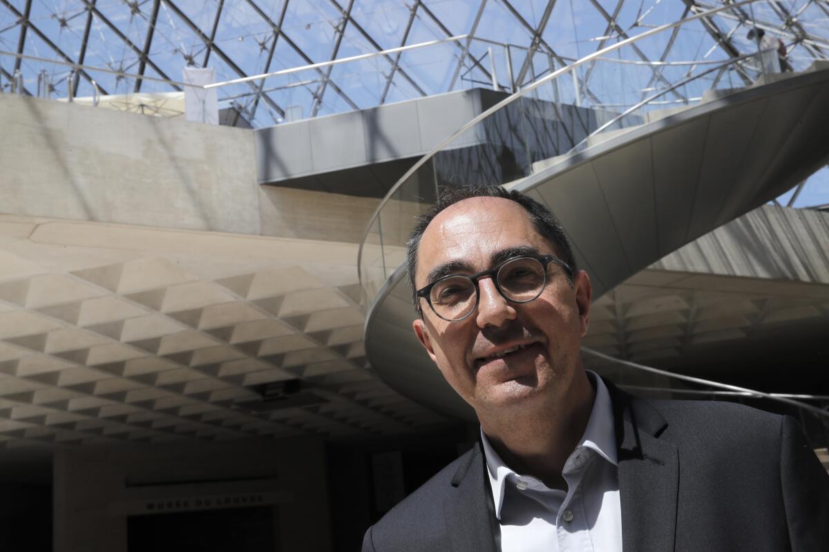 ARCHIVO - El presidente-director del museo del Louvre, Jean-Luc Martinez, posa durante una visita al museo, París