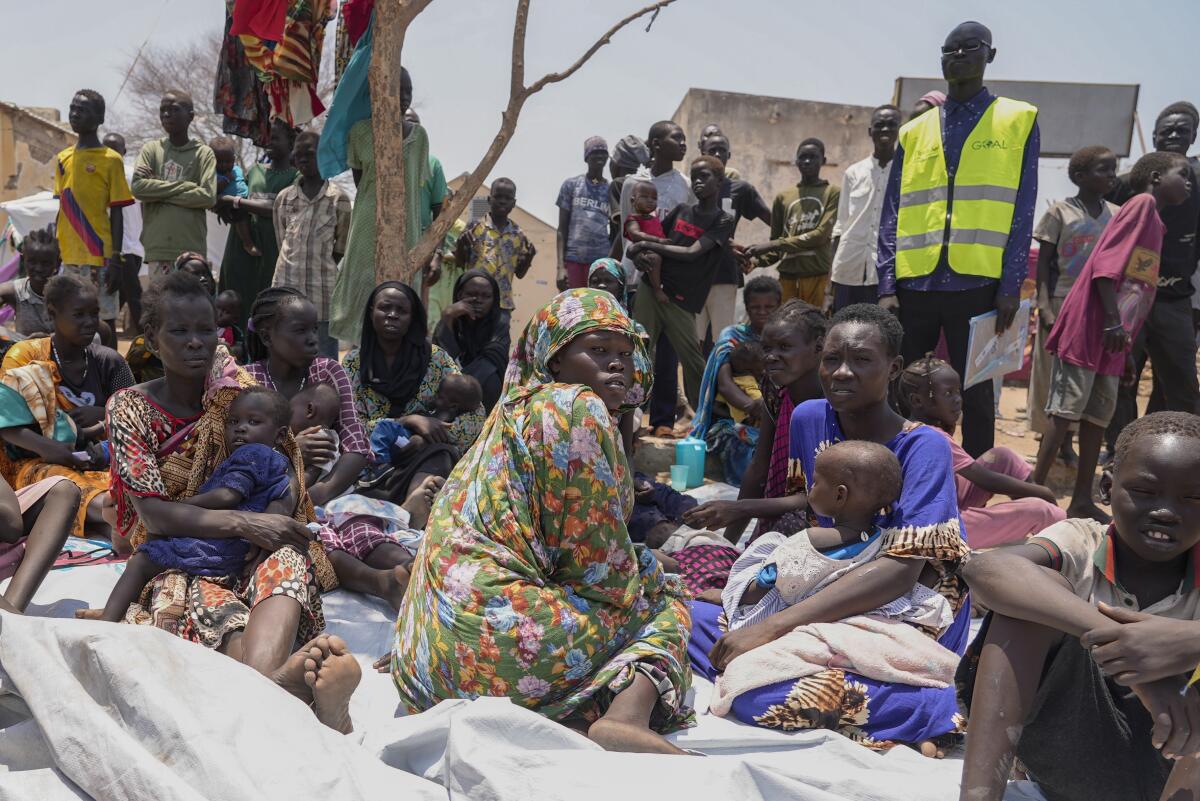 Habitantes de Sudán del Sur que huyeron de Sudán aguardan ser atendidos 