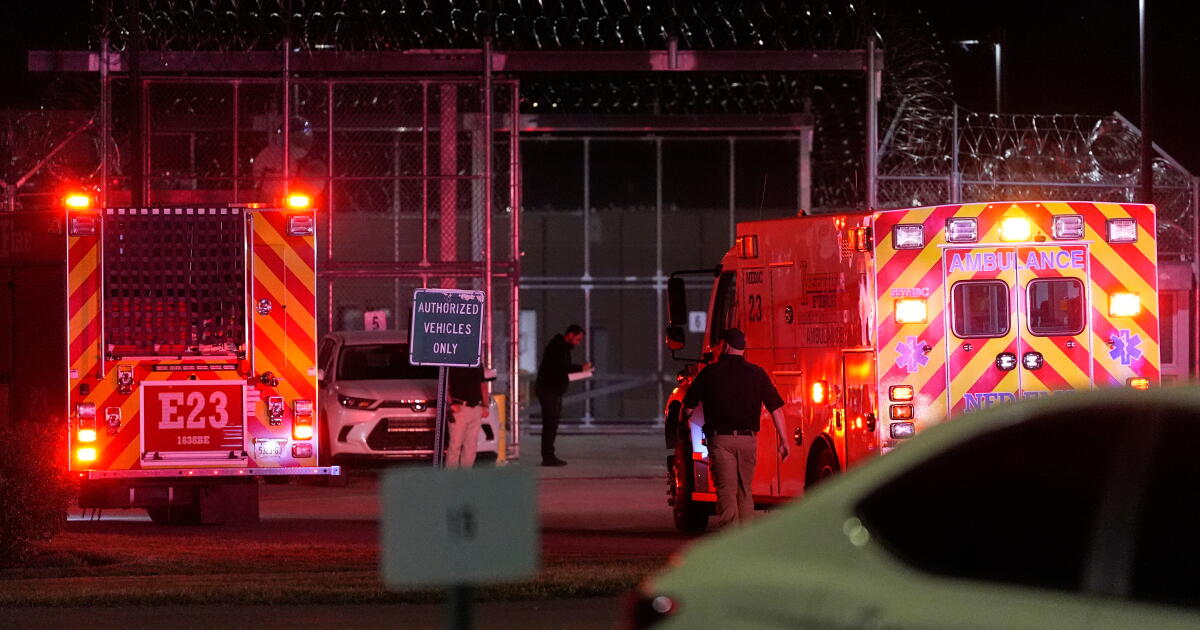 Foto: latimes.com Emergency vehicles arrive at Riverbend Maximum Security Institution after the execution of Christa Pike was halted