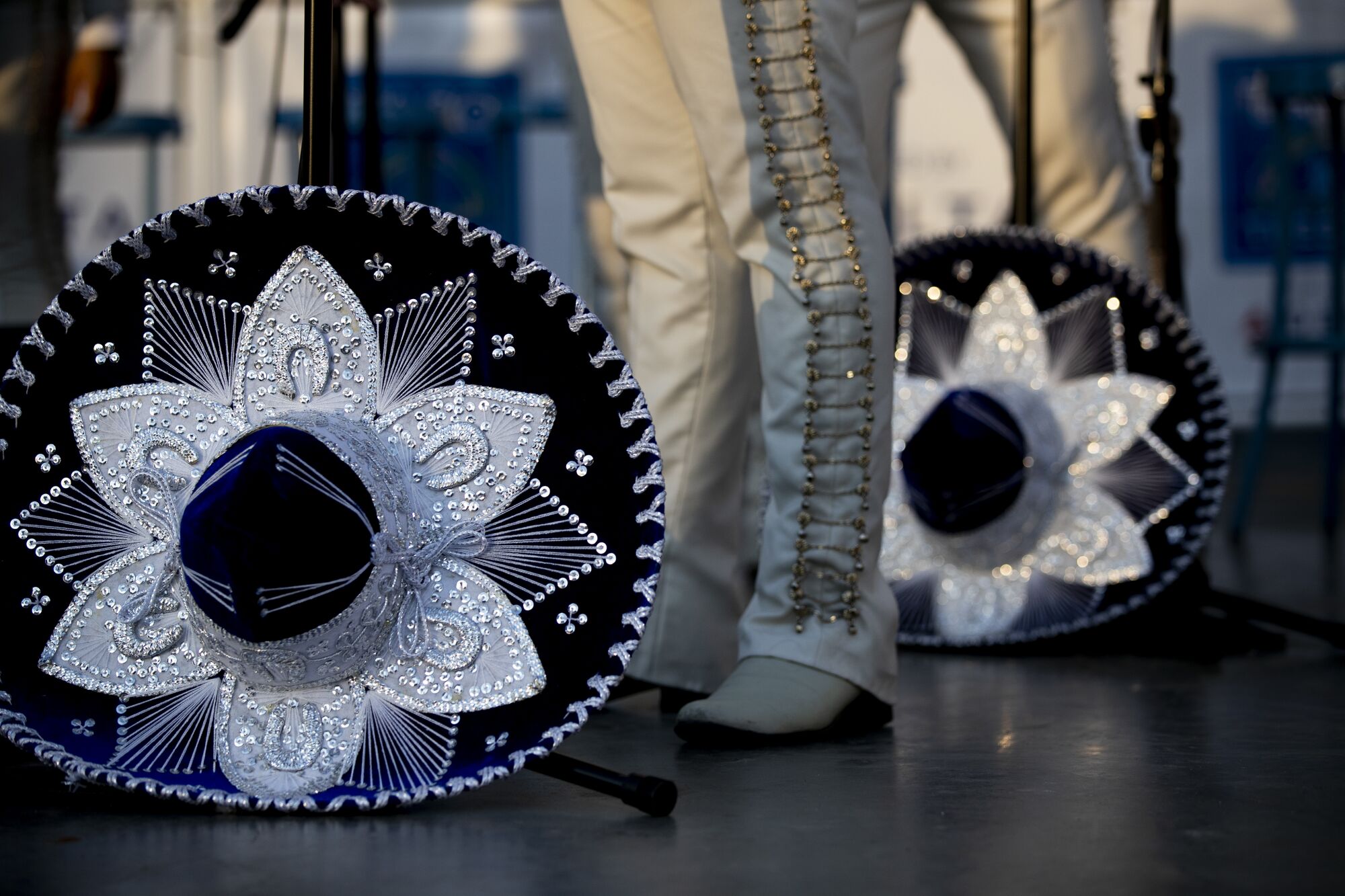 Des sombreros mexicains bleu Dodger sont affichés par chaque membre de Mariachi Garibaldi de Jaime Cuellar pendant qu'ils se produisent.