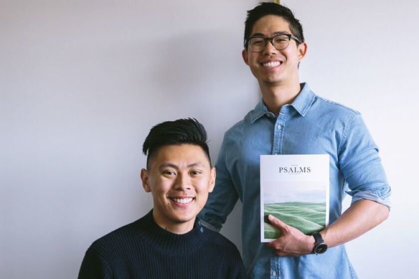 Los cofundadores de Alabaster, Brian Chung y Bryan Ye-Chung, están imprimiendo ediciones de la biblia con fotografías atractivas y un diseño minimalista. (Bryan Ye-Chung)