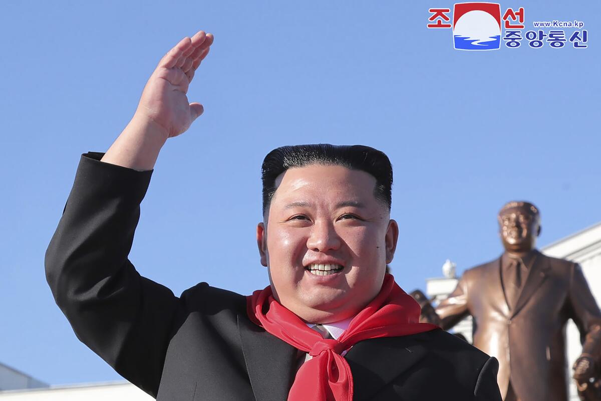 En esta difundida por el gobierno norcoreano, el presidente de Corea del Norte Kim Jong Un 