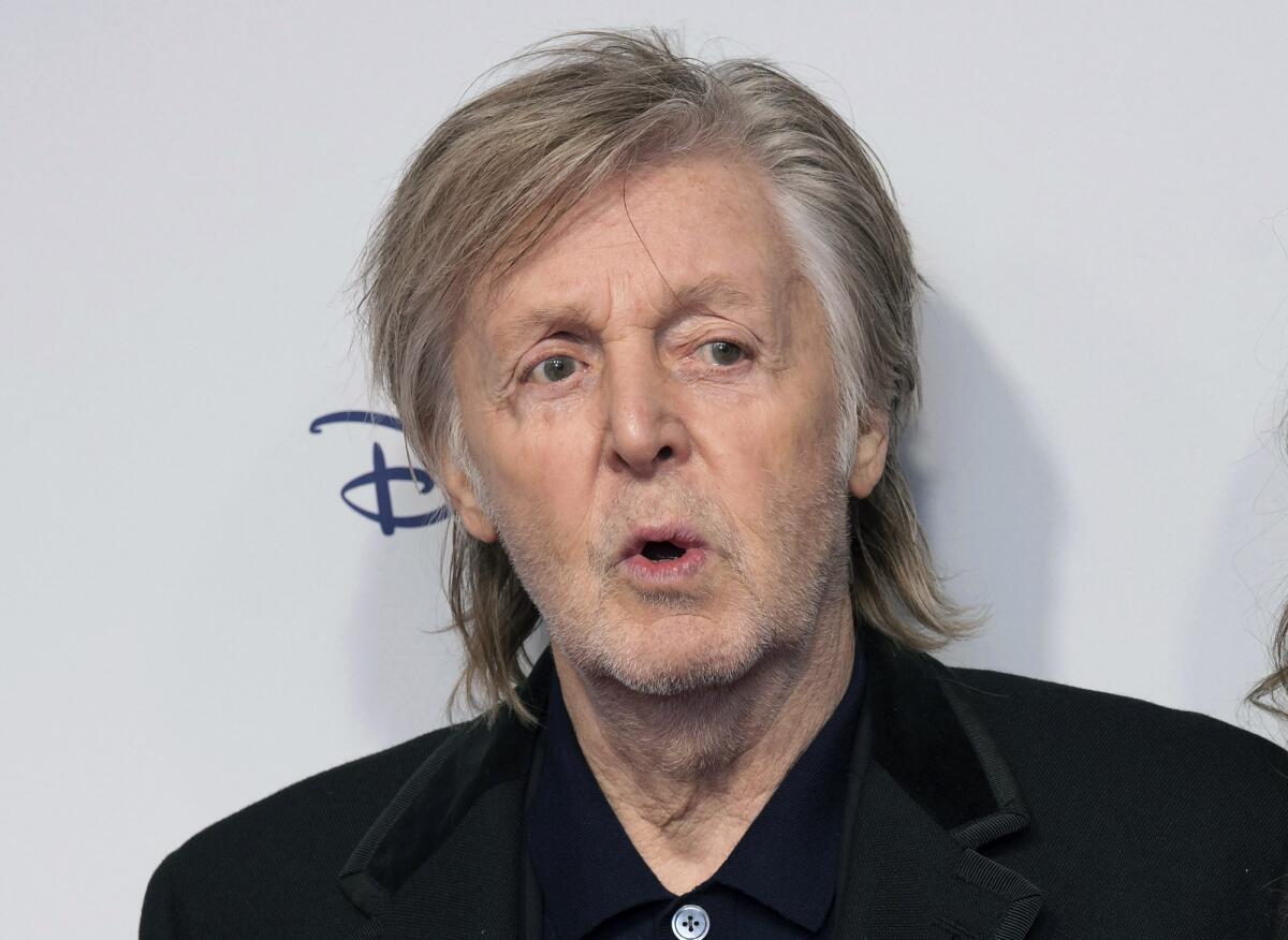 Paul McCartney posa a su llegada al estreno de la película "If These Walls Could Sing" en Londres