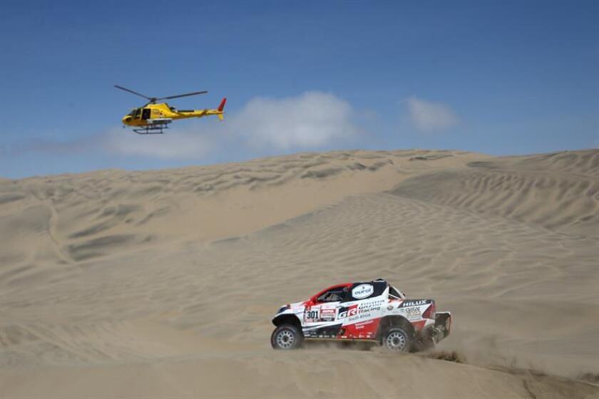 El catarí Nasser Al-Attiyah en su Toyota hoy, durante la séptima etapa del Rally Dakar 2019, que es un bucle con punto de inicio y final en la población costera de San Juan de Marcona (Perú). EFE