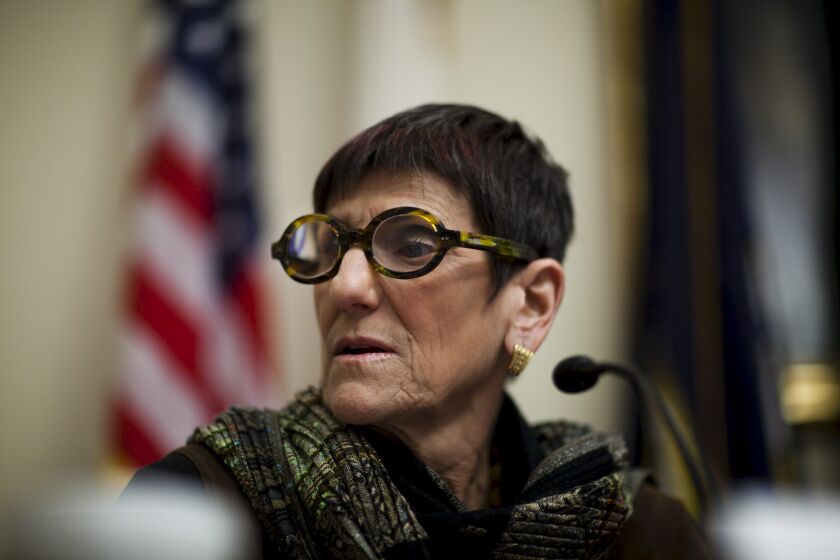 Legisladoras y activistas rechazan ataque republicano contra jefe de DHS