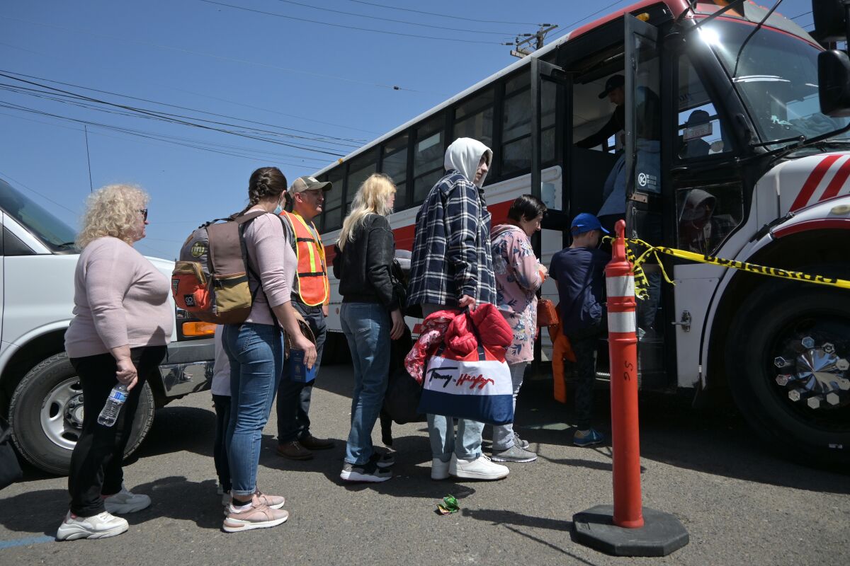 Ukrainian refugees are bused from the Deportivo Benito Juarez shelter to the Chaparral border.