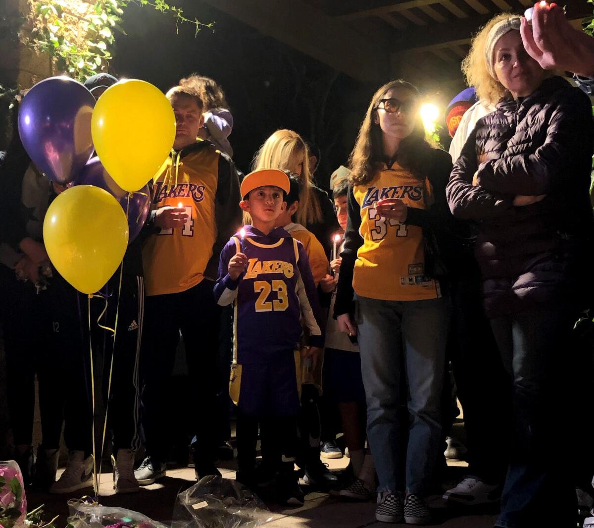 "Todos lo conocíamos por su nombre, como Kobe", dijo Jill Yank, residente de Newport Beach, en una vigilia con velas el domingo.