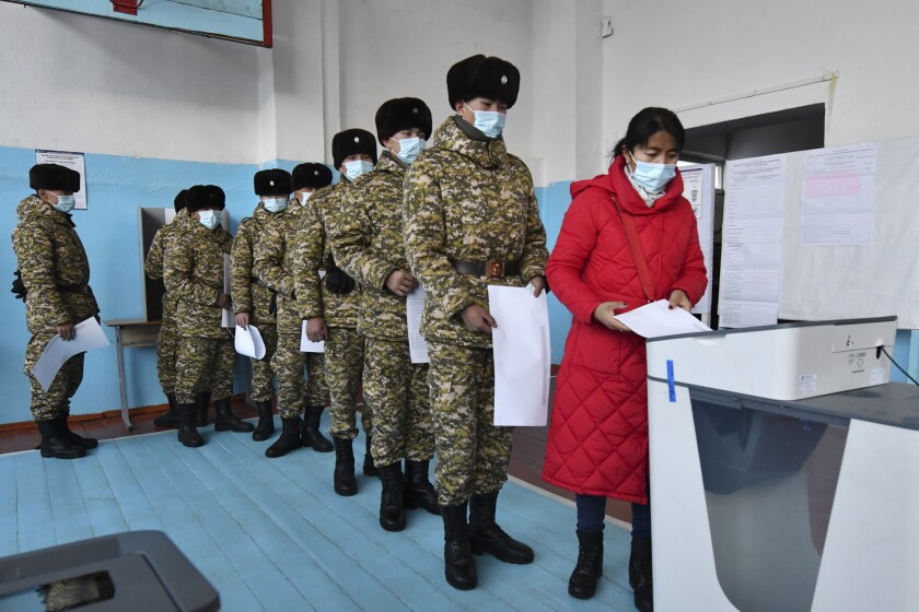 Soldados votan durante las elecciones parlamentarias en un centro de votación en Besh-Kungei, Kirguistán, el domingo 28 de noviembre de 2021. (AP Foto/Vladimir Voronin)