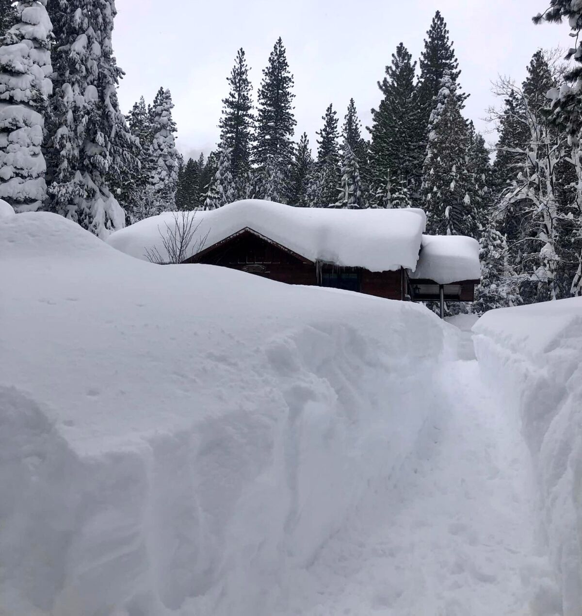 Recordbreaking Sierra snow buries towns, closes highways Los Angeles