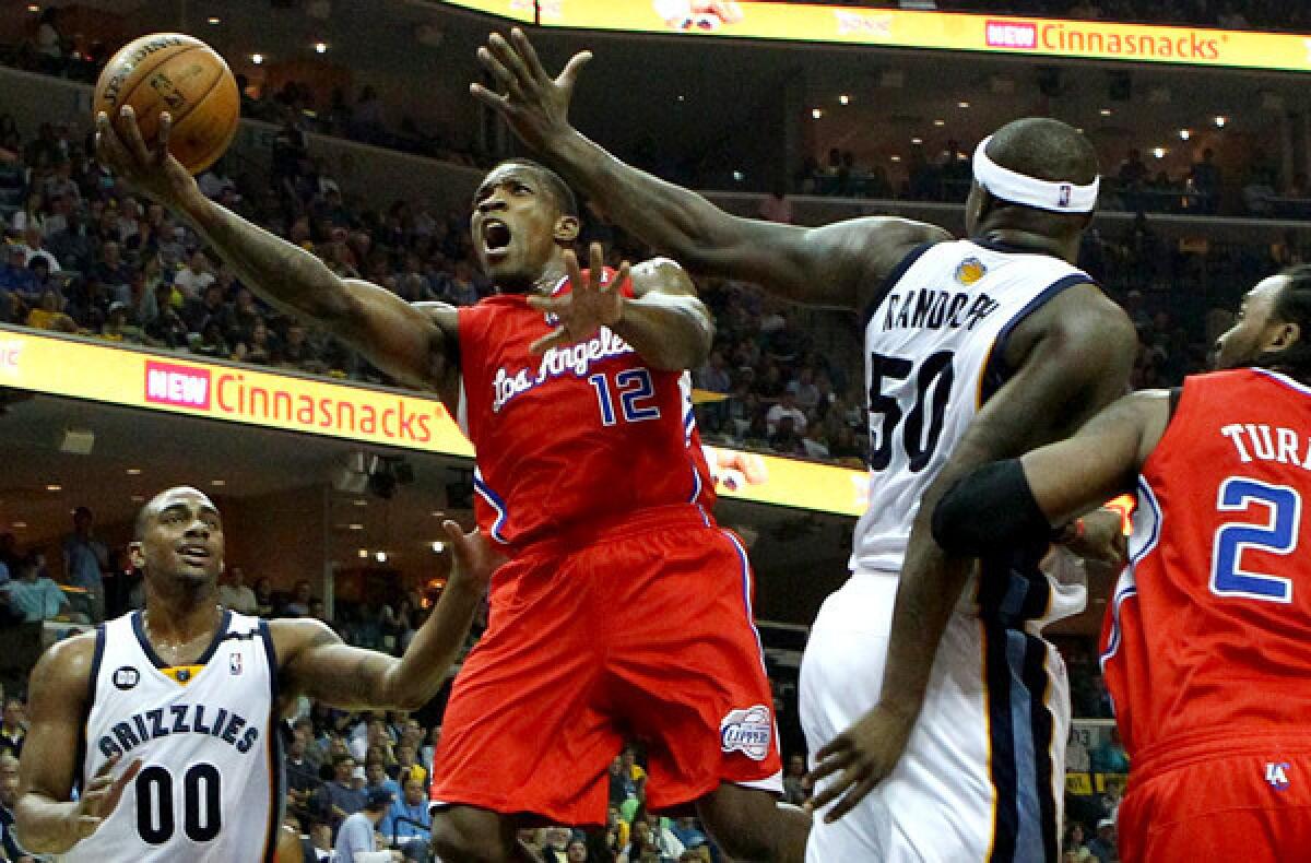 Clippers point guard Eric Bledsoe drives to the basket between Grizzlies forwards Darrell Arthur (00) and Zach Randolph in Game 4 on Saturday afternoon in Memphis.