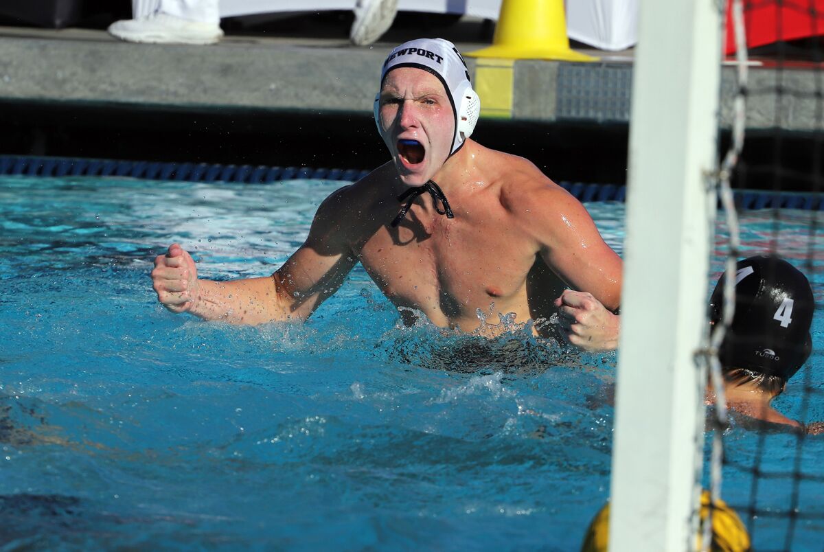 Finn Genc (9) de Newport Harbor célèbre après un score lors de la victoire du titre des marins sur JSerra samedi.