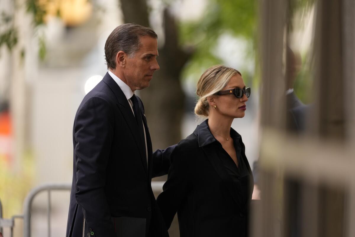 Hunter and Melissa Cohen Biden walk into court.