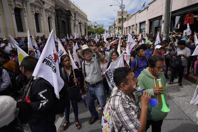 La gente marcha en una protesta organizada por el Comité de Desarrollo Campesino (CODECA) para pedir la renuncia de la fiscal general, detener los desalojos, el fin de lo que llaman privilegios para las grandes corporaciones y contra la inflación en Ciudad de Guatemala, el miércoles 10 de julio de 2024. (AP Foto/Moisés Castillo)