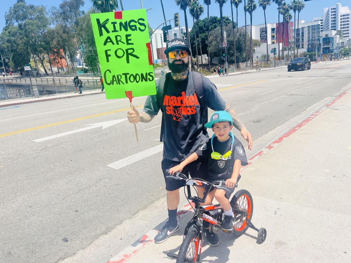 Padres de familia hacen a sus hijos participantes de una protesta, que dicen forma parte de la historia de Estados Unidos.
