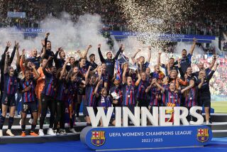 La capitana del Barcelona Alexia Putellas levanta el trofeo tras ganar la final de la Liga de Campeones al vencer al Wolfsburg por 3-2 en el Estadio del PSV el sábado 3 de junio del 2023. (AP Foto/Martin Meissner)