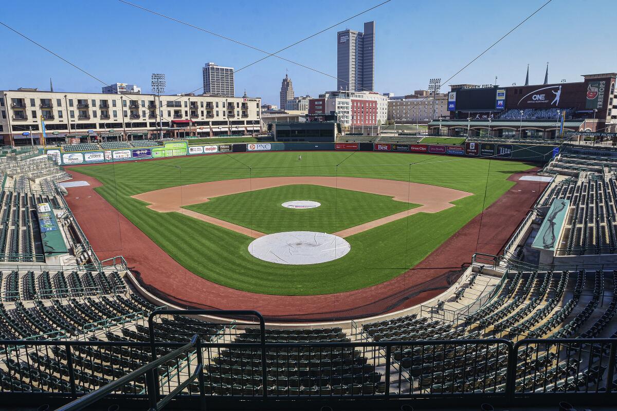 En esta fotografía de archivo del 8 de abril de 2020 se ve al Parkview Field del bésbol de ligas menores vacío en el centro de Fort Wayne, Indiana.