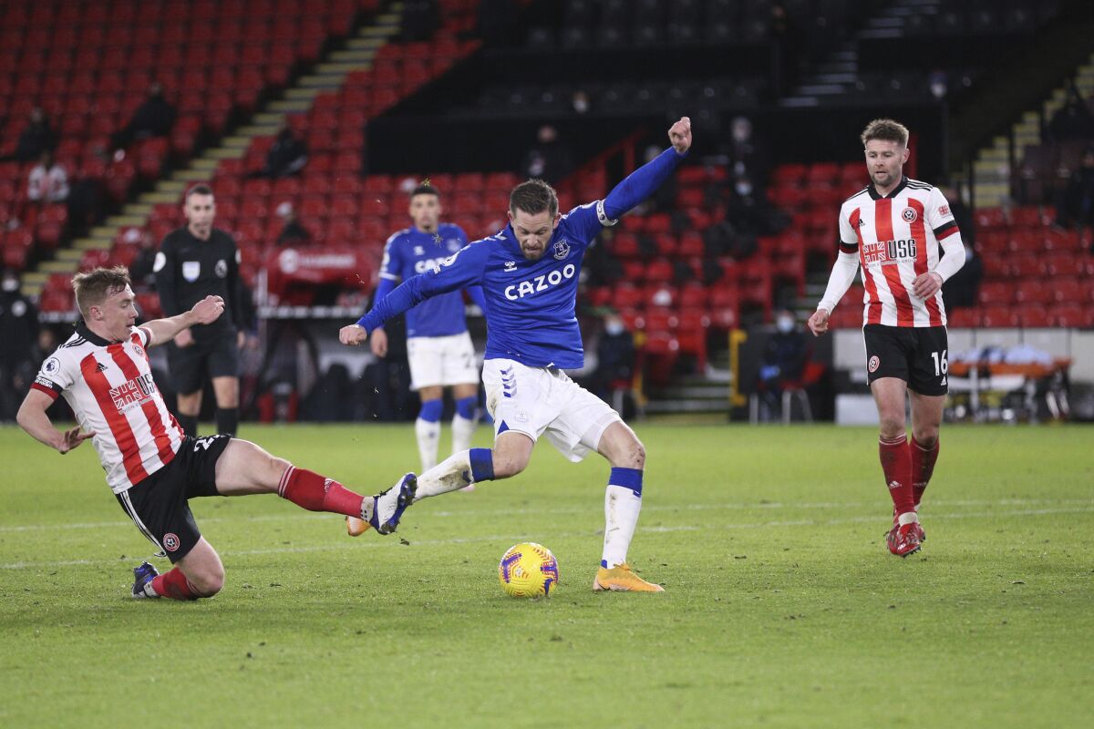 Everton's Gylfi Sigurdsson, center, scores against Sheffield United on Dec. 26.