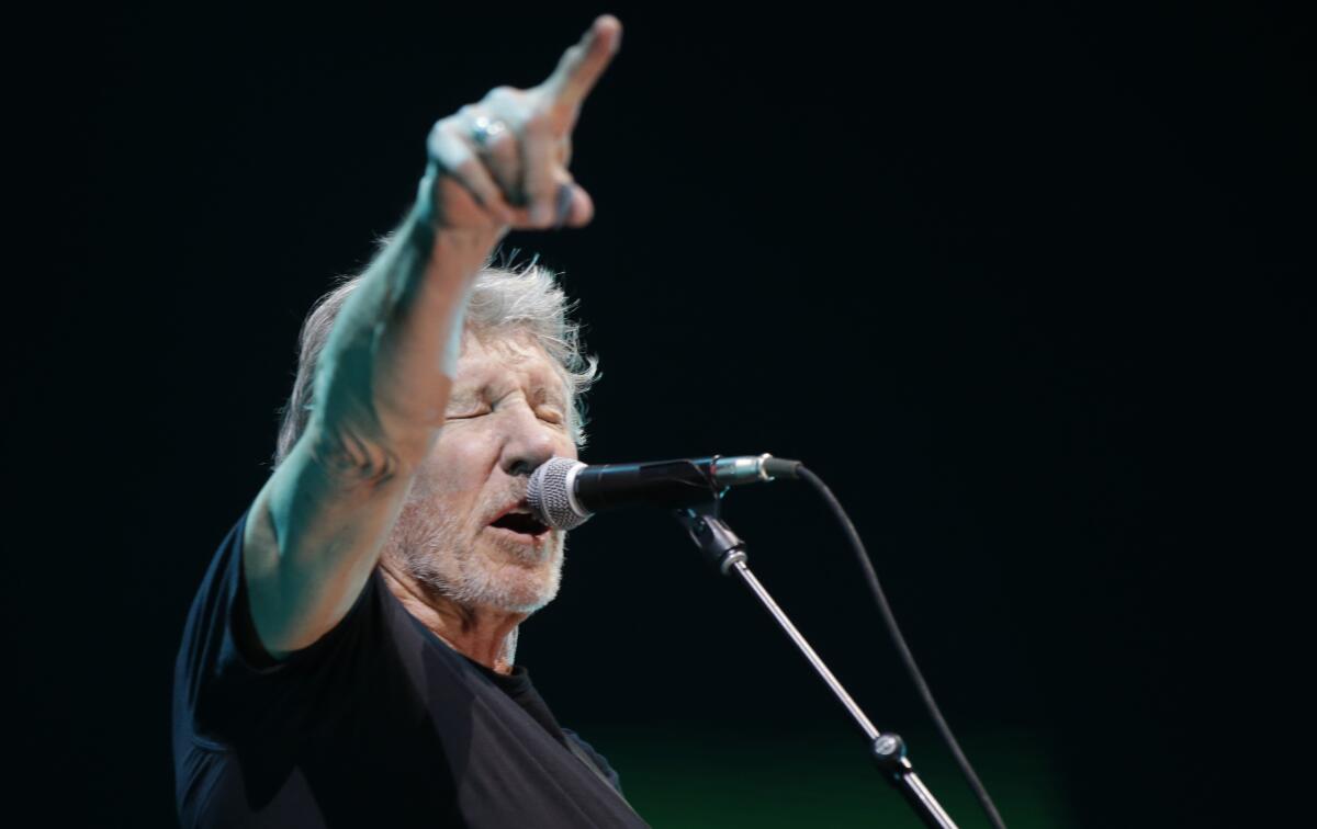 ARCHIVO - Roger Waters durante un concierto en Assago el miércoles 18 de abril de 2018