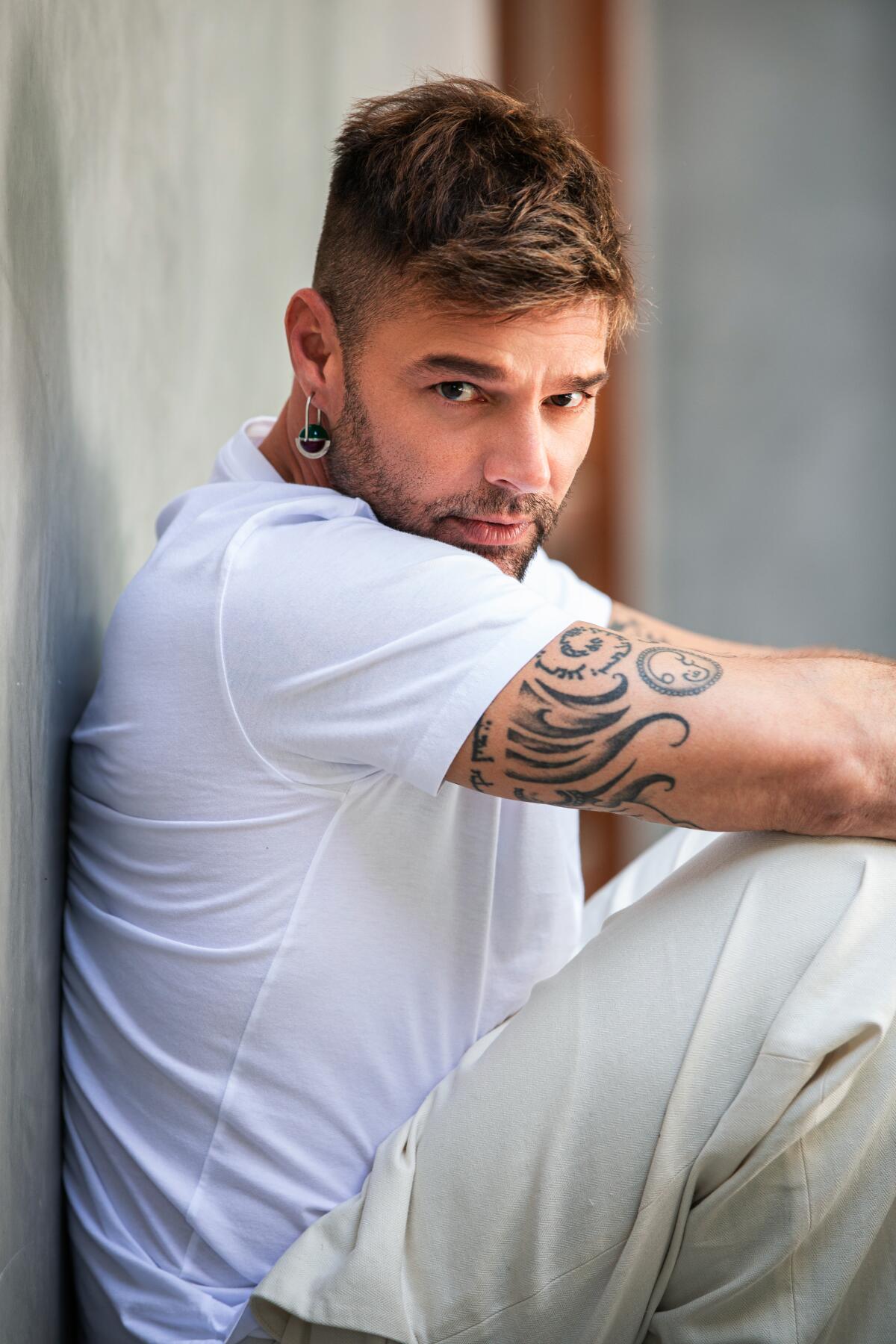 Ricky Martin lanza el primer sencillo de su álbum 'Play', 'Que rico fuera'.
